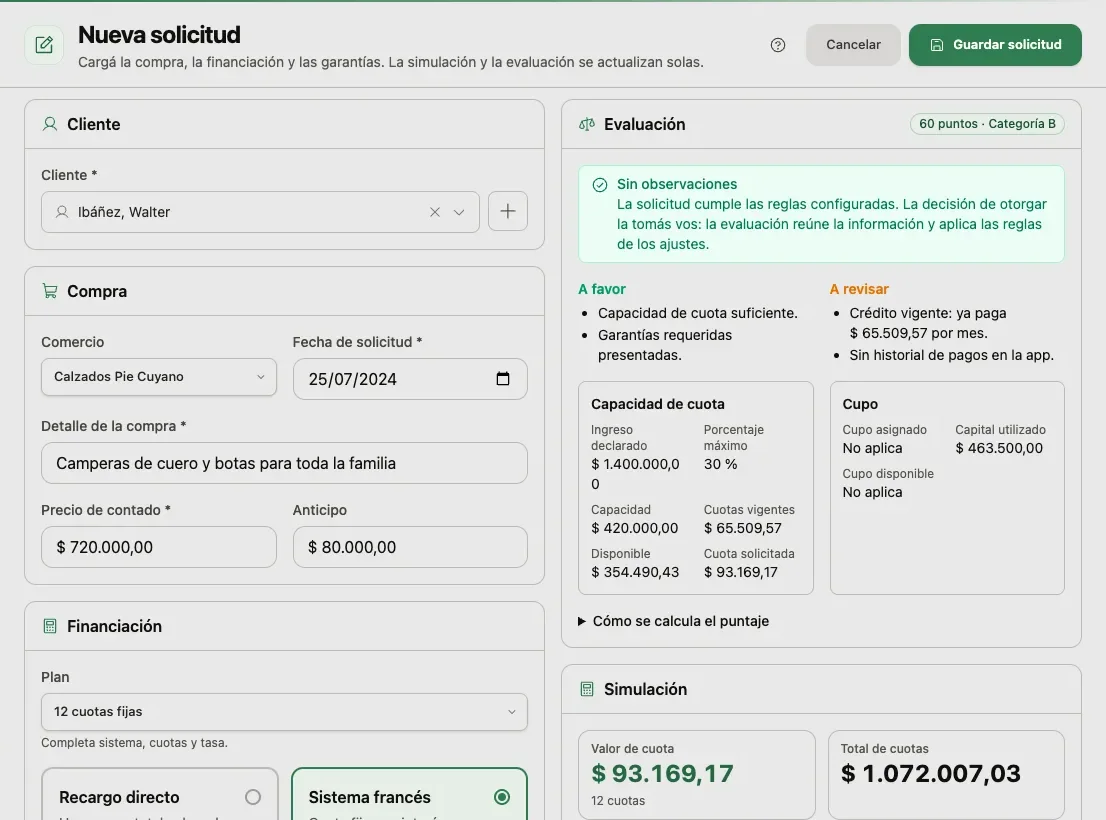 Una solicitud de crédito: el cliente, la compra en un comercio adherido con el precio de contado y el anticipo, y el plan de 12 cuotas fijas con sistema francés; al costado, la evaluación con su puntaje y su categoría, «Sin observaciones» aclarando que la decisión de otorgar la toma quien usa el sistema, «A favor» y «A revisar», la capacidad de cuota con el ingreso declarado, el porcentaje máximo, las cuotas vigentes y lo disponible, el cupo, y la simulación con el valor de la cuota y el total de cuotas.